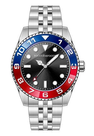 Montre en acier inoxydable avec un cadran noir, des aiguilles argentées et des index horaires en points. La lunette a des accents rouges et bleus ; elle est dotée d'un bracelet en maillons métalliques.
