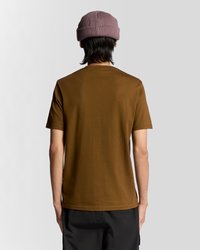 Ruda trumpomis rankovėmis marškinėliai, pagaminti iš minkštos medžiagos, su apvalia iškirpte. Dėvimi su geltonu, šviesiai violetiniu, ribuotu kepurėliu. Paprastas ir nesutaikytas dizainas.