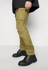 Replay JOE PANTS - Reisitaskuhousut - khaki