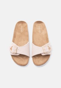 Μπεζ σανδάλια slide με φαρδιές λουρίδες από κορντερόι και αγκράφες σε χρυσαφί τόνο, μαλακές σόλες και λογότυπο "Anna Field" στο εσωτερικό.