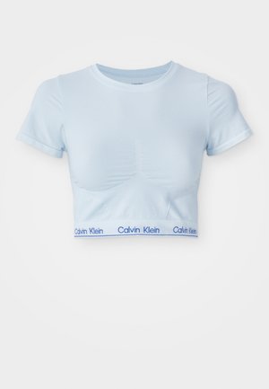 Lichtblauw cropped T-shirt van zachte stof, met korte mouwen en een band aan de onderkant met het 'Calvin Klein' logo in het blauw.