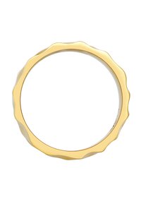 Guldtonet ring med en scallop-edge design. Glat, skinnende overflade med en cirkulær form og en ensartet tykkelse hele vejen igennem.