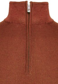 Pullover in Rostfarbe mit hohem Kragen und Reißverschluss vorne. Verfügt über eine gerippte Struktur und ein Logoschild am Kragen.