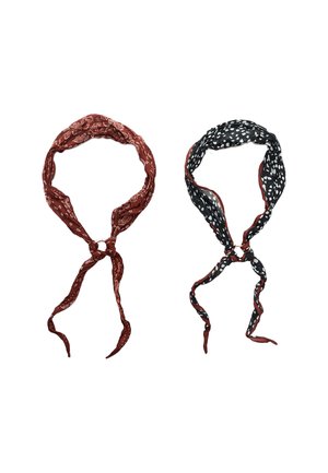 Deux écharpes : l'une couleur rouille avec un motif paisley texturé, l'autre noire avec des pois blancs. Les deux ont des extrémités nouées et sont en tissu doux.