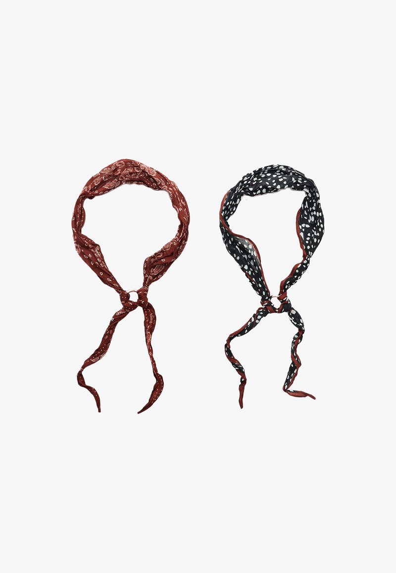 Dve šalove: en iz rust barve z teksturiranimi paisley vzorci, drugi črn z belimi pikami. Oba imata zavezane konce in mehko tkanino.