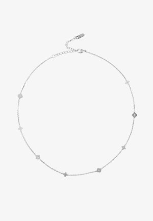 Sudraba ķēdes kaklarota ar mazām ģeometriskām formām, tostarp zvaigznītēm un sešstūriem, vienmērīgi izvietotām gar kaklarotas garumu, ar omāra aizdari.