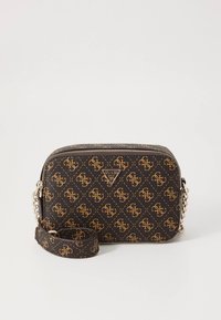 Hnedá vzorovaná kabelka cez rameno s logom Guess, zlatými akcentmi, zapínaním na zips a odnímateľným remienkom. Materiál pôsobí textúrovaným dojmom.