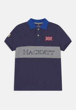 Marine polo skjorte med blå krave, grå horisontal stripe, broderet "HACKETT," og britisk flagg-patch på brystet. Bomuldsmateriale, korte ærmer.