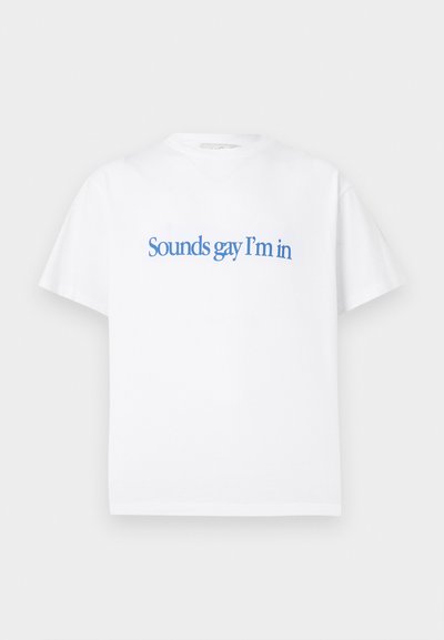 Λευκό βαμβακερό μπλουζάκι με κοντά μανίκια και στρογγυλή λαιμόκοψη. Διαθέτει μπλε κείμενο που λέει "Sounds gay I'm in" στο κέντρο της μπροστινής πλευράς.