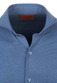 Korte mouw shirt in zachtblauwe katoen, met een knoopsluiting en een klassieke kraag, met een gladde textuur en zonder zichtbare patronen.