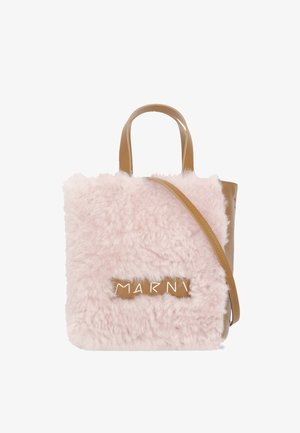 Borsa in finta pelliccia rosa con accenti in pelle color sabbia, due manici in alto e una tracolla rimovibile. Presenta un'etichetta marrone con testo bianco.
