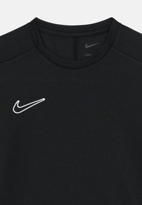 T-shirt Nike Dri-FIT nero con colletto a giro. Presenta un logo Nike ricamato bianco sulla parte superiore sinistra del petto. Tessuto liscio e elasticizzato.