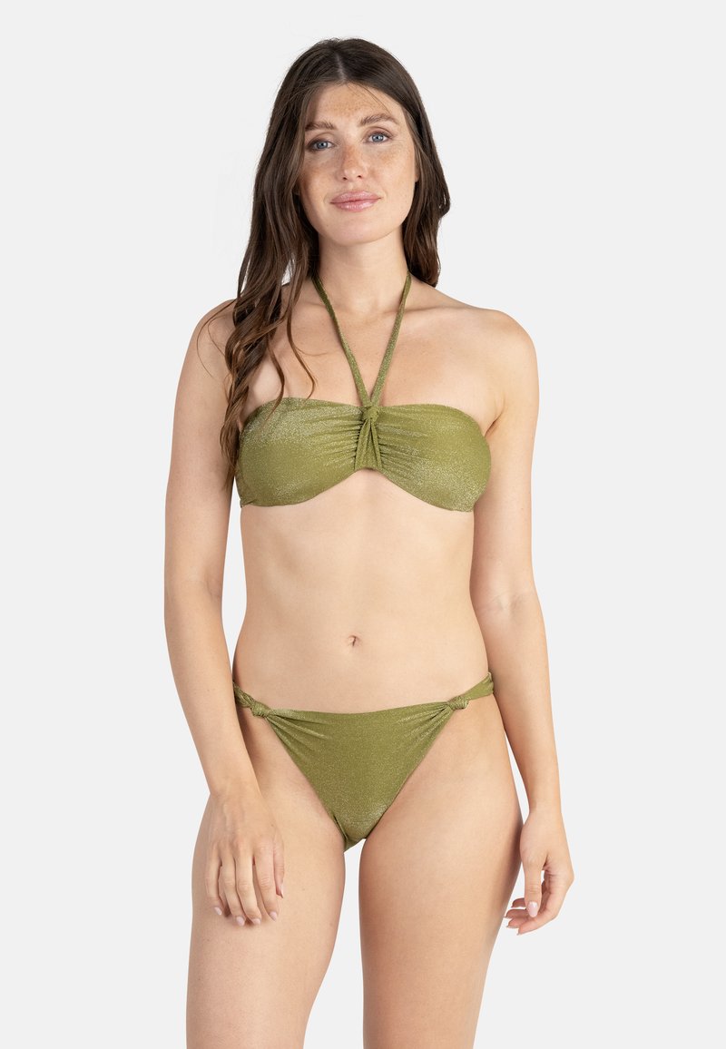Ensemble bikini vert olive composé d'un haut bandeau froncé au centre et d'un bas à nouer sur les côtés assorti. Texture métallique avec finition lisse.