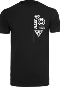 Juodas medvilninis marškinėlis su baltais Teisingumo lyga logotipais, įskaitant Žaibo Vyrą ir Žaliąją Šviesą, išdėstytais vertikaliai kairėje pusėje.