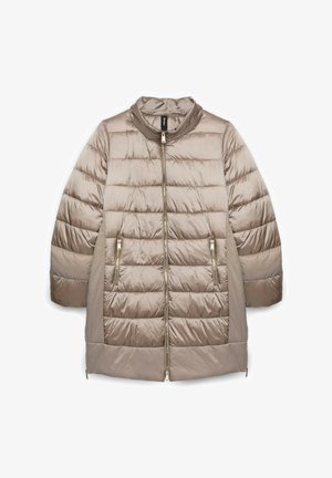 Gewatteerd jack van middellange lengte in taupekleur met een hoge kraag, ritssluiting aan de voorkant en twee zijzakken met ritssluiting. Heeft een gladde, glanzende textuur.