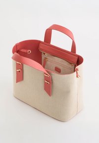 Beige schoudertas met een gestructureerde buitenkant, koraalkleurige leren accenten, twee handvaten en een binnenzak met rits. Gouden hardware-details aanwezig.