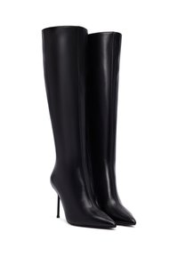 Bottes noires montantes à talons aiguilles en cuir lisse, avec un bout pointu et une silhouette élégante, dotées d'un détail de fermeture éclair sur le côté.