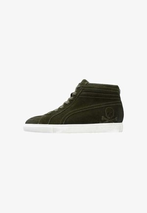 Zapatillas altas de ante verde oliva con suela de goma blanca, que presentan detalles de costura y un gráfico de calavera y huesos cruzados en el lateral.