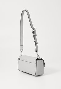 Szara skórzana torba crossbody o płaskim prostokątnym kształcie, z regulowanym paskiem i srebrnymi detalami, charakteryzująca się minimalistycznym wzornictwem.