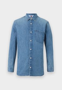 Lichtblauw denim overhemd met lange mouwen, kraag, knopen aan de voorkant en een borstzak. Bevat een klein logo op de zak. Glad textuur.