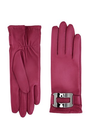 Des gants en cuir rose présentent une texture lisse, un détail de poignet froncé et un accent en boucle chromée brillante sur le poignet d'un des gants.