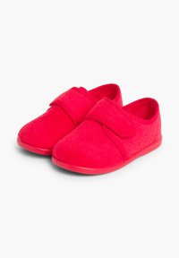 Pantofole rosse in peluche con una morbida texture, dotate di un cinturino in velcro e design della punta arrotondata, montate su una suola leggera in gomma.
