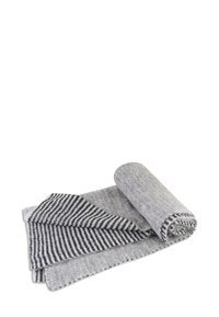 Écharpe en laine douce de couleur gris clair avec des rayures diagonales noires et blanches, partiellement déroulée sur un fond blanc.