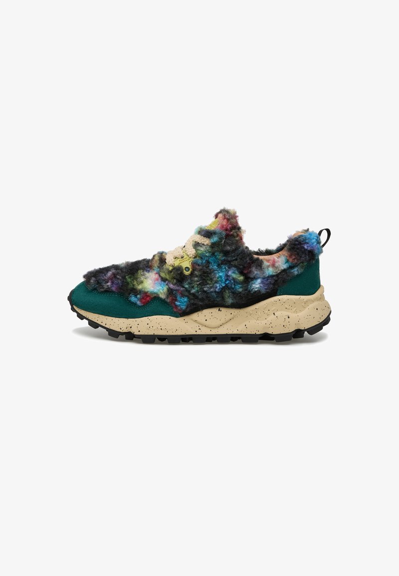 Sneaker con tomaia multicolore e pelosa, dettagli in suede turchese e intersuola in schiuma beige maculata. Suola in gomma nera per una maggiore aderenza.