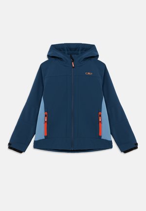 Laivastonsininen softshell-takki vaaleansinisin sivupaneelein. Takissa on huppu, edessä vetoketju sekä oransseja yksityiskohtia vetoketjuissa ja logossa.
