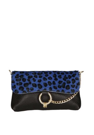 Pochette en cuir avec un rabat en imprimé léopard bleu, un corps texturé noir, une chaîne et du matériel doré, et un détail en anneau circulaire à l'avant.