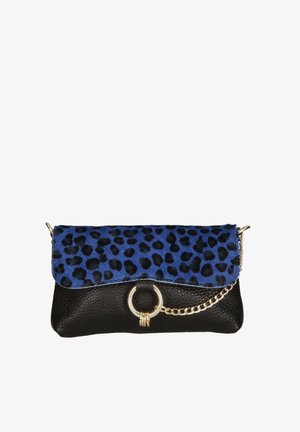 Leder-Clutch mit blauem Leopardenmuster auf der Klappe, schwarzem strukturiertem Körper, goldfarbenem Ketten- und Hardware-Details sowie einem runden Ring-Detail auf der Vorderseite.