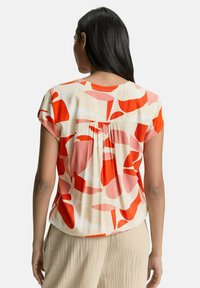 TOM TAILOR T-shirt con stampa - red dots and shapes design