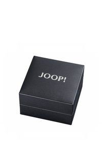 Caja de regalo rectangular negra con una superficie texturizada y el logo plateado "JOOP!" en la parte superior. Cuenta con una tapa segura y un diseño elegante y moderno.