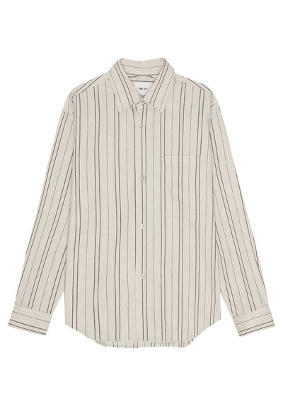 Camicia a righe beige chiaro con colletto a punta, maniche lunghe, taschino sul petto, e orlo arrotondato. Chiusura con bottoni sul davanti.