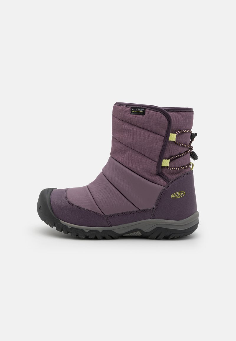Botte d'hiver isolée violette avec un design matelassé, un capuchon en caoutchouc à l'avant, un cordon de serrage réglable et une semelle texturée pour une meilleure traction.