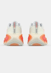 Λευκά και γκρι αθλητικά παπούτσια με πορτοκαλί λεπτομέρειες, με υφασμένη επάνω επιφάνεια και μαλακή σόλα σχεδιασμένη για στήριξη και άνεση.
