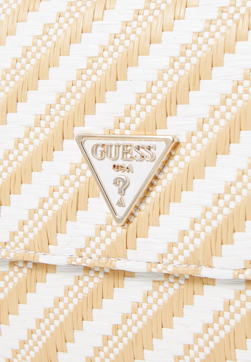 Sac en bandoulière tissé beige et blanc avec une plaque logo triangulaire en argent. La texture est complexe, mettant en valeur un design à motifs.