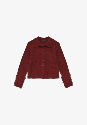 Cardigan rouge en peluche avec un col, fermeture à boutons et manches texturées. Caractérisé par un tissu doux et un design court.