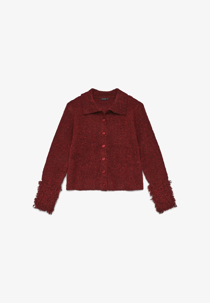 Roter, flauschiger Cardigan mit Kragen, Knopfschluss und strukturierten Ärmeln. Hergestellt aus weichem Stoff und mit einem cropped Design.