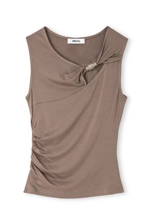 Top sin mangas color topo con fruncido lateral, escote asimétrico que presenta un detalle de tela torcido asegurado por un accesorio en espiral plateado.