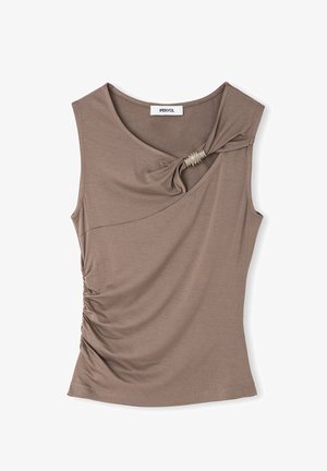 Top sin mangas color topo con fruncido lateral, escote asimétrico que presenta un detalle de tela torcido asegurado por un accesorio en espiral plateado.