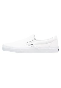 Bílé plátěné slip-on boty s plochou gumovou podrážkou, elastickými bočními akcenty a minimalistickým designem. Obsahuje malé logo na boční straně.