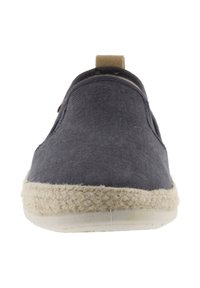 Scarpa slip-on in tela grigia con suola in corda di juta e un accentuazione beige sul tallone; texture liscia, design minimalista, senza chiusure visibili.