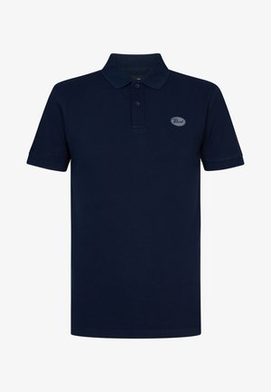Námořnická modrá polo košile z bavlny s klasickým límcem, tříknoflíkovou légou a kulatým logem na levé části hrudi. Krátké rukávy.