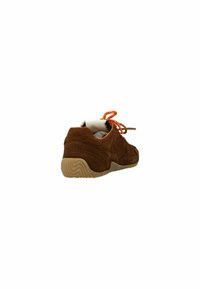 Bruine suède sneaker met oranje veters, een gestructureerde zool en een gevoerde kraag. Heeft gestikte details en een laag uitgesneden ontwerp.