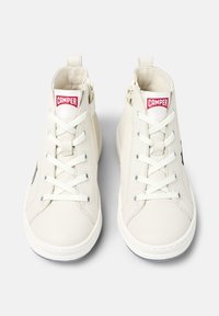 Hoogwaardige witte leren sneakers met een gestructureerd oppervlak, voorzien van witte veters, een rode CAMPER-logo op de tong en zijritsen.