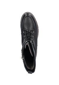 Zwarte leren enkelboot met een ronde neus, vetersluiting aan de voorkant, een zijrits en een gestructureerde bovenkant, met een bruine rubberen zool.