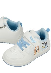 Baskets blanches pour enfants avec lacets et doublure bleu clair, avec des personnages de chiens de dessin animé et une bride à scratch étiquetée "Bluey".