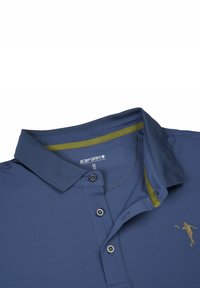 Navyblauw poloshirt met een gestructureerde afwerking, voorzien van een gele accent onder de kraag, drie knopen en een gouden spelerlogo op de borst.