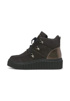 Czarny zamszowy sneaker z wysoką cholewką, grubą prążkowaną podeszwą, metalowymi oczkami, czarnymi sznurówkami oraz metaliczną brązową łatą na pięcie.